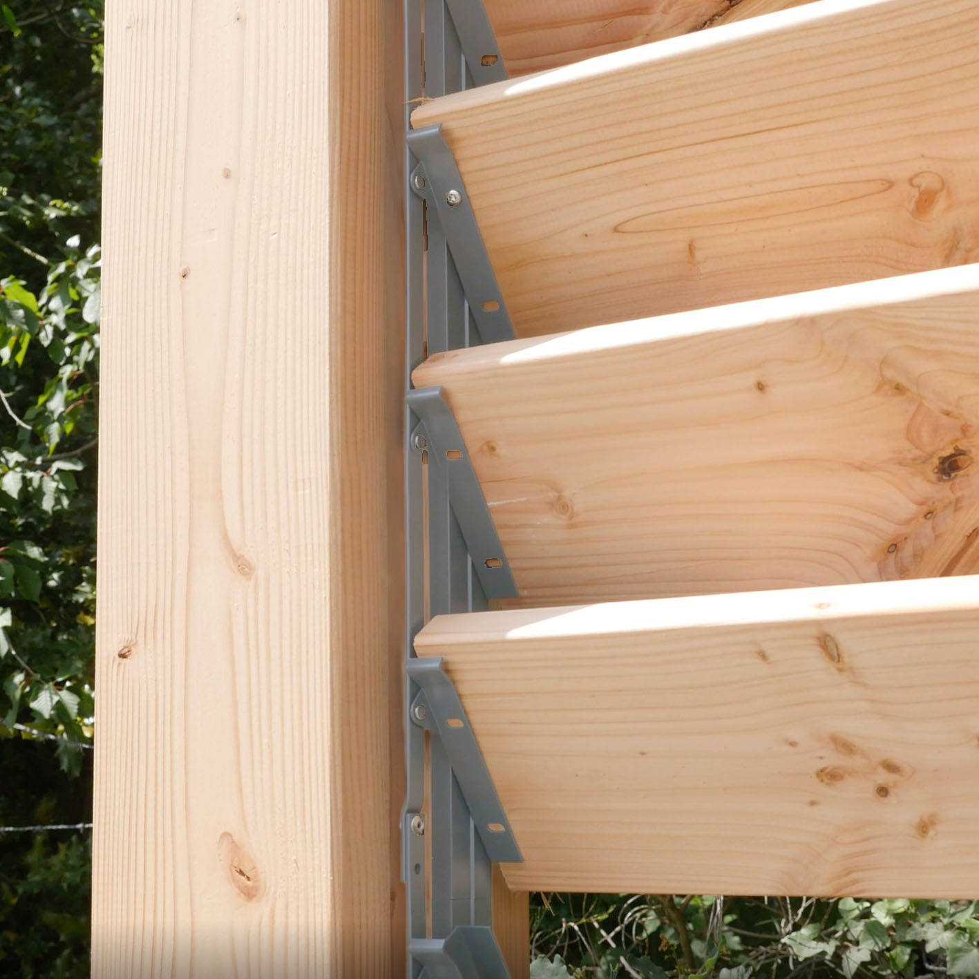 Close-up of SUNDIY XL mechanisms in RAL 9006 color with Douglas wood blades